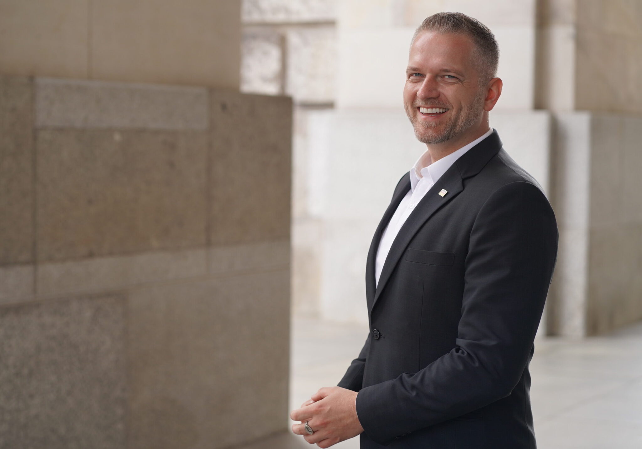 Adam Balten in einem Gebäude des Deutschen Bundestages