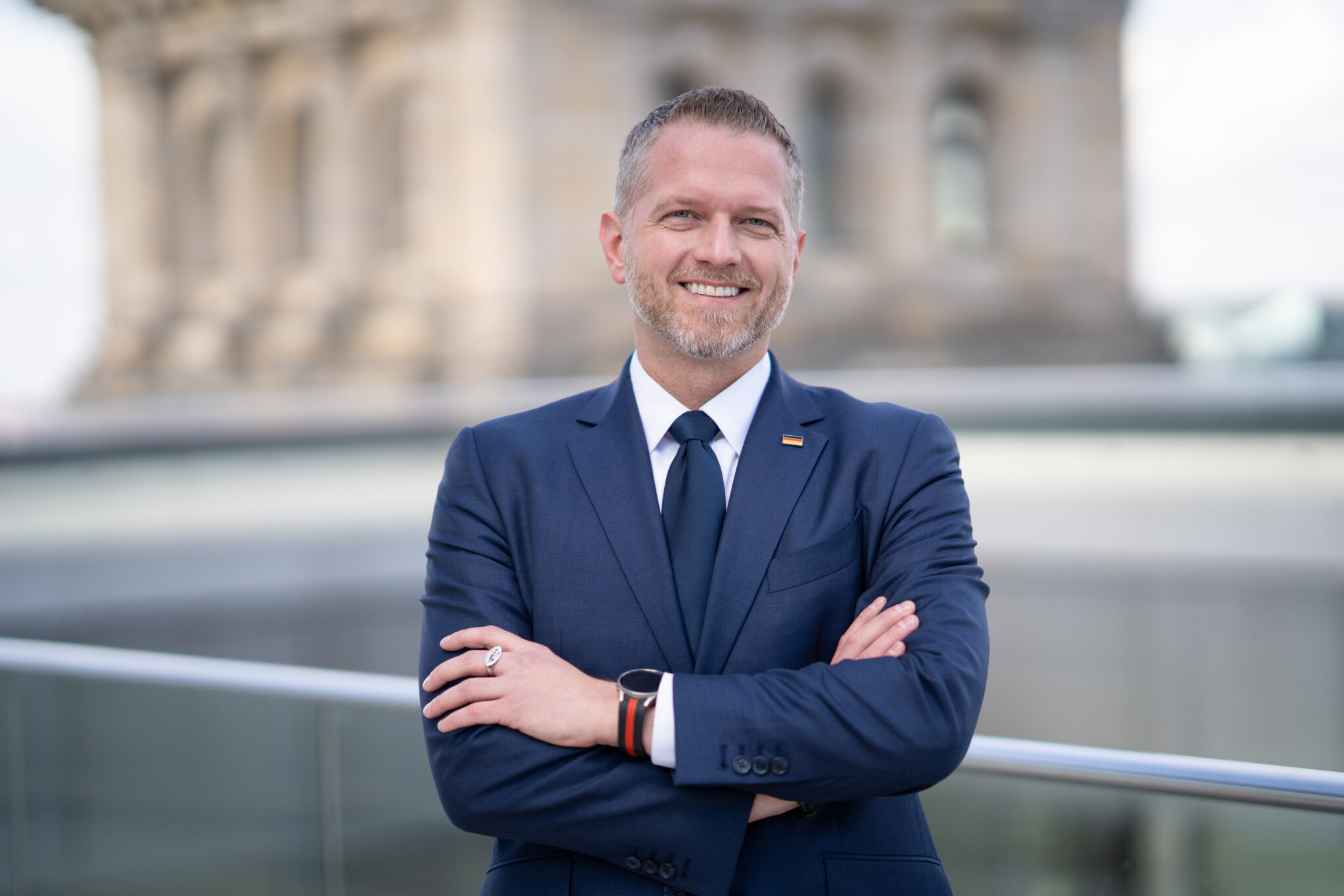 Adam Balten vor dem Reichstagsgebäude in Berlin